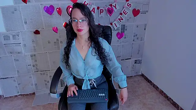 Snapshot of emmaTorres1 chatting on 02/15/25, 04:56 emmaTorres1 online show from 02/15/25, 04:56