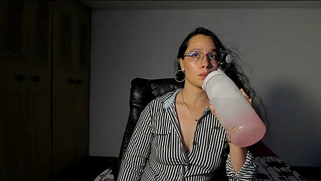 Snapshot of emmaTorres1 chatting on 03/01/25, 02:26 emmaTorres1 online show from 03/01/25, 02:26