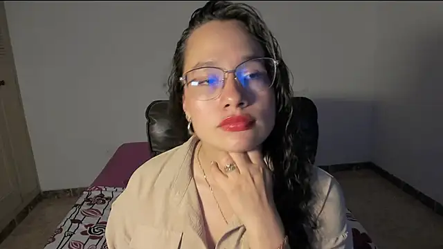 Snapshot of emmaTorres1 chatting on 03/02/25, 01:04 emmaTorres1 online show from 03/02/25, 01:04