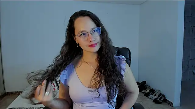 Snapshot of emmaTorres1 chatting on 03/09/25, 02:39 emmaTorres1 online show from 03/09/25, 02:39