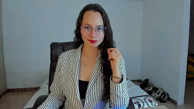 Snapshot of emmaTorres1 chatting on 03/11/25, 09:04 emmaTorres1 online show from 03/11/25, 09:04