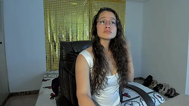 Snapshot of emmaTorres1 chatting on 03/16/25, 08:32 emmaTorres1 online show from 03/16/25, 08:32