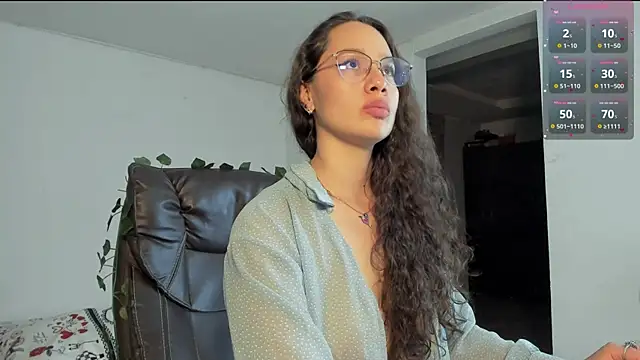 Snapshot of emmaTorres1 chatting on 03/18/25, 11:53 emmaTorres1 online show from 03/18/25, 11:53