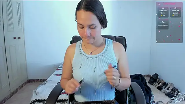 Snapshot of emmaTorres1 chatting on 03/19/25, 02:24 emmaTorres1 online show from 03/19/25, 02:24