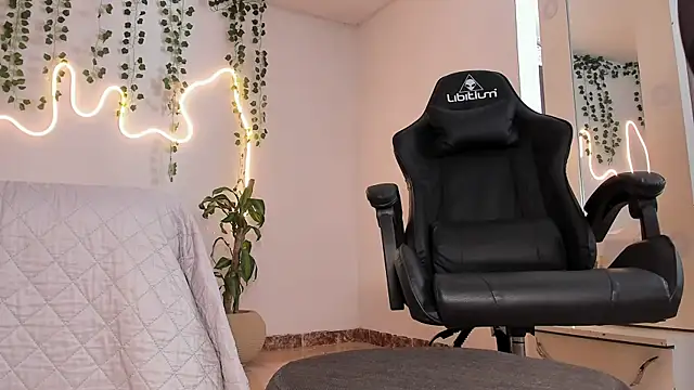 Snapshot of emmaTorres1 chatting on 09/11/25, 02:06 emmaTorres1 online show from 09/11/25, 02:06