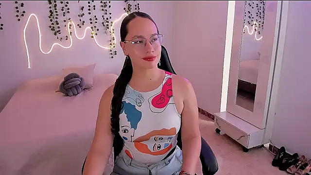 Snapshot of emmaTorres1 chatting on 10/06/25, 02:14 emmaTorres1 online show from 10/06/25, 02:14