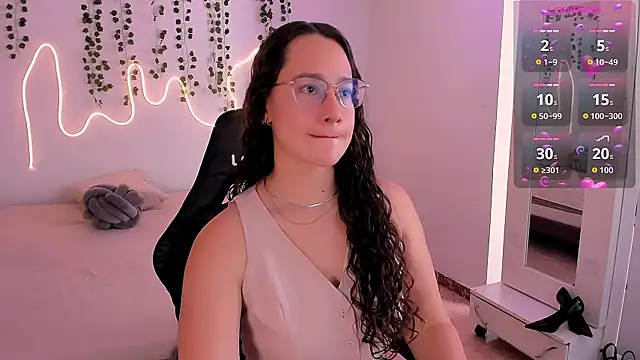 Snapshot of emmaTorres1 chatting on 10/15/25, 02:28 emmaTorres1 online show from 10/15/25, 02:28