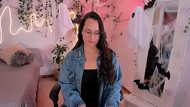 Snapshot of emmaTorres1 chatting on 10/22/25, 03:23 emmaTorres1 online show from 10/22/25, 03:23