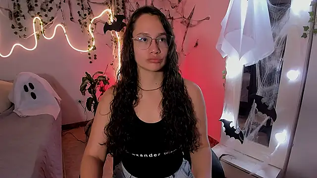 Snapshot of emmaTorres1 chatting on 10/25/25, 02:46 emmaTorres1 online show from 10/25/25, 02:46