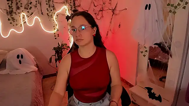 Snapshot of emmaTorres1 chatting on 10/29/25, 02:30 emmaTorres1 online show from 10/29/25, 02:30