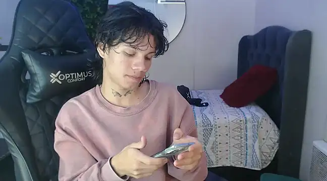 Snapshot of andy_dan18 chatting on 01/06/25, 01:30 andy dan18 online show from 01/06/25, 01:30