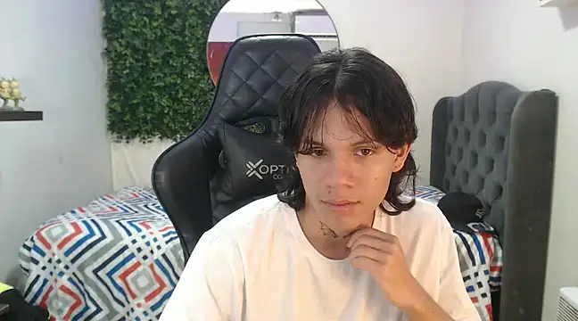 Snapshot of andy_dan18 chatting on 01/18/25, 01:40 andy dan18 online show from 01/18/25, 01:40