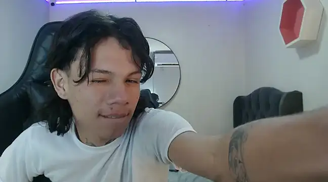 Snapshot of andy_dan18 chatting on 01/19/25, 04:14 andy dan18 online show from 01/19/25, 04:14