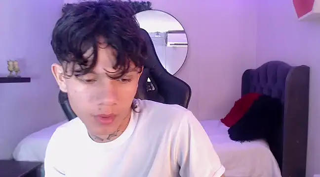 Snapshot of andy_dan18 chatting on 02/26/25, 01:19 andy dan18 online show from 02/26/25, 01:19