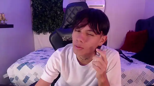 Snapshot of andy_dan18 chatting on 03/01/25, 01:51 andy dan18 online show from 03/01/25, 01:51