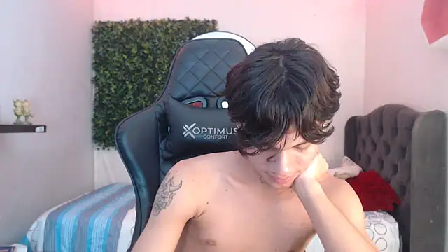 Snapshot of andy_dan18 chatting on 03/18/25, 04:37 andy dan18 online show from 03/18/25, 04:37