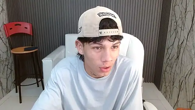 Snapshot of andy_dan18 chatting on 10/23/25, 03:44 andy dan18 online show from 10/23/25, 03:44