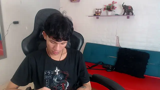 Snapshot of andy_dan18 chatting on 11/18/25, 03:27 andy dan18 online show from 11/18/25, 03:27