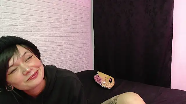 Snapshot of rousstattoo chatting on 03/06/25, 03:46 rousstattoo online show from 03/06/25, 03:46