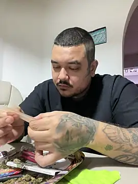 Snapshot of El_Titan1998 chatting on 03/18/25, 10:58 El Titan1998 online show from 03/18/25, 10:58