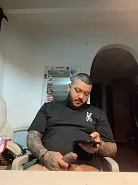 Snapshot of El_Titan1998 chatting on 10/24/25, 11:45 El Titan1998 online show from 10/24/25, 11:45