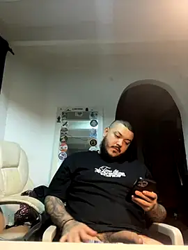 Snapshot of El_Titan1998 chatting on 10/26/25, 12:05 El Titan1998 online show from 10/26/25, 12:05