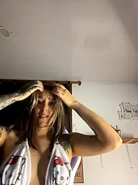 Snapshot of BlueStoneX chatting on 09/23/25, 06:49 BlueStoneX online show from 09/23/25, 06:49