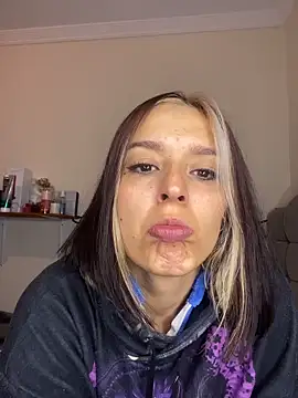 Snapshot of BlueStoneX chatting on 12/21/25, 07:04 BlueStoneX online show from 12/21/25, 07:04