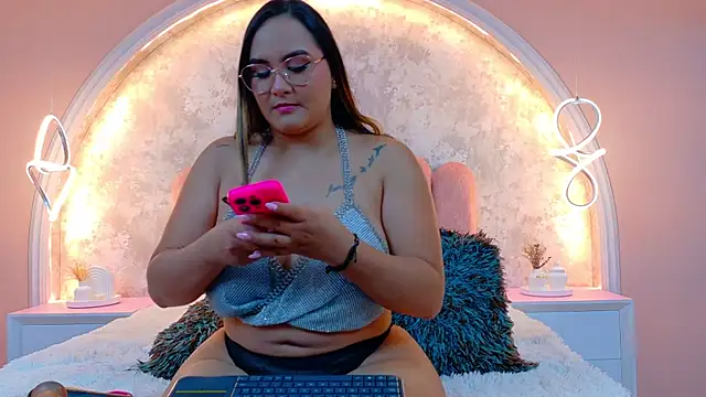 Snapshot of MiaLaurents chatting on 11/10/25, 04:44 MiaLaurents online show from 11/10/25, 04:44