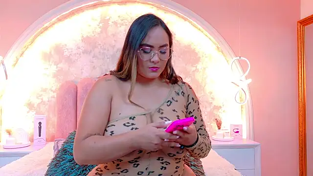 Snapshot of MiaLaurents chatting on 11/15/25, 05:05 MiaLaurents online show from 11/15/25, 05:05