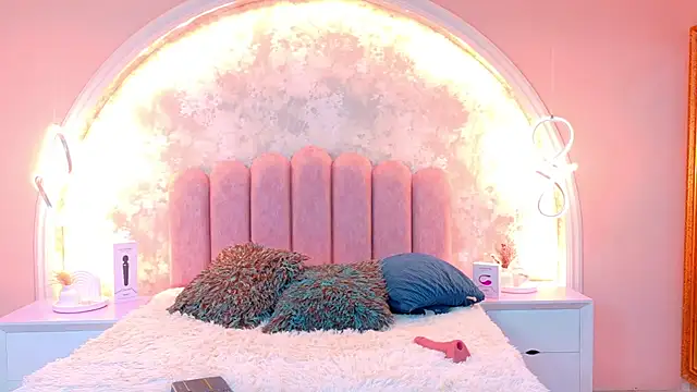 Snapshot of MiaLaurents chatting on 11/19/25, 04:45 MiaLaurents online show from 11/19/25, 04:45