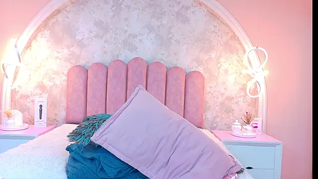 MiaLaurents online show from 11/22/25, 04:33