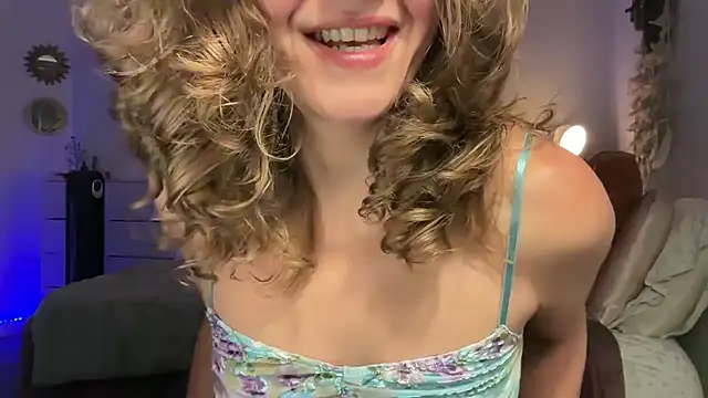 Snapshot of leahsparkles chatting on 09/15/25, 04:45 leahsparkles online show from 09/15/25, 04:45