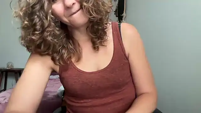 Snapshot of leahsparkles chatting on 09/30/25, 02:00 leahsparkles online show from 09/30/25, 02:00