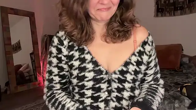 Snapshot of leahsparkles chatting on 12/18/25, 02:50 leahsparkles online show from 12/18/25, 02:50