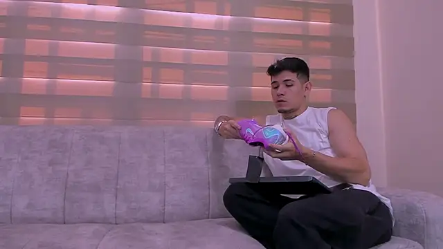 Snapshot of hell_twink chatting on 01/13/25, 08:15 hell twink online show from 01/13/25, 08:15