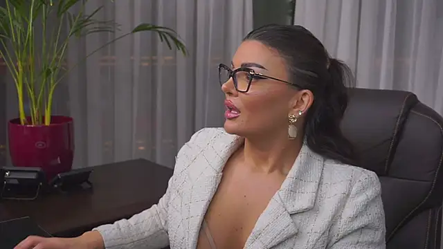 Snapshot of myakalifa chatting on 12/13/24, 03:54 myakalifa online show from 12/13/24, 03:54