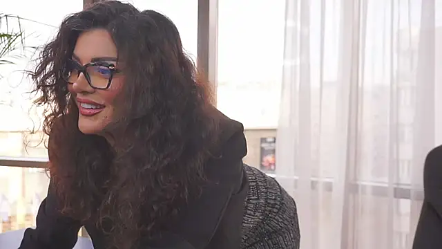 Snapshot of myakalifa chatting on 12/14/24, 03:04 myakalifa online show from 12/14/24, 03:04