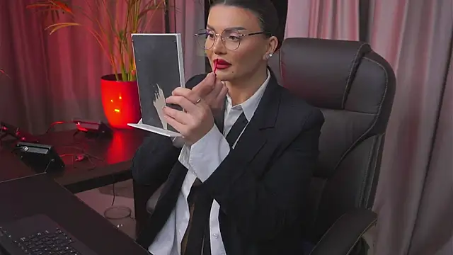 Snapshot of myakalifa chatting on 01/27/25, 08:17 myakalifa online show from 01/27/25, 08:17