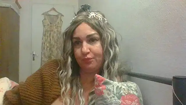 Snapshot of BELLAMORGANE1 chatting on 12/23/24, 06:05 BELLAMORGANE1 online show from 12/23/24, 06:05