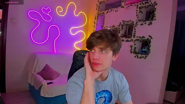 Snapshot of RobertAndLinela chatting on 12/29/24, 10:25 RobertAndLinela online show from 12/29/24, 10:25