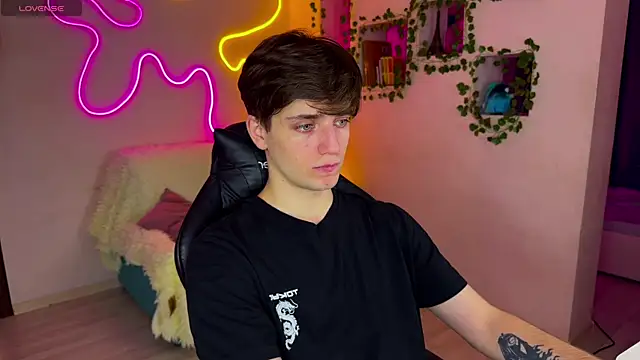 Snapshot of RobertAndLinela chatting on 02/14/25, 07:12 RobertAndLinela online show from 02/14/25, 07:12