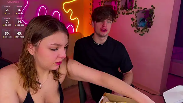 Snapshot of RobertAndLinela chatting on 02/19/25, 07:38 RobertAndLinela online show from 02/19/25, 07:38