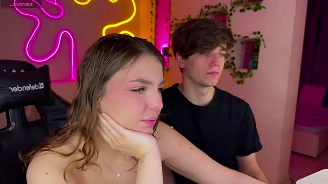 Snapshot of RobertAndLinela chatting on 03/18/25, 05:53 RobertAndLinela online show from 03/18/25, 05:53