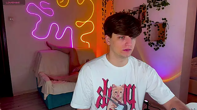 Snapshot of RobertAndLinela chatting on 09/18/25, 07:27 RobertAndLinela online show from 09/18/25, 07:27