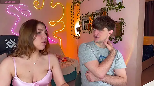 Snapshot of RobertAndLinela chatting on 09/23/25, 03:20 RobertAndLinela online show from 09/23/25, 03:20