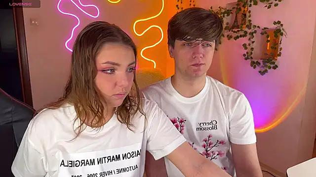 Snapshot of RobertAndLinela chatting on 10/10/25, 02:21 RobertAndLinela online show from 10/10/25, 02:21