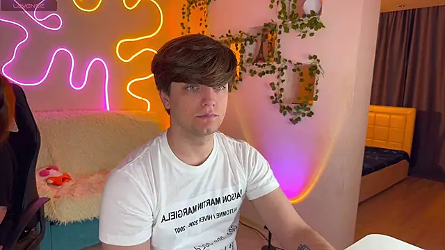 Snapshot of RobertAndLinela chatting on 10/21/25, 01:34 RobertAndLinela online show from 10/21/25, 01:34