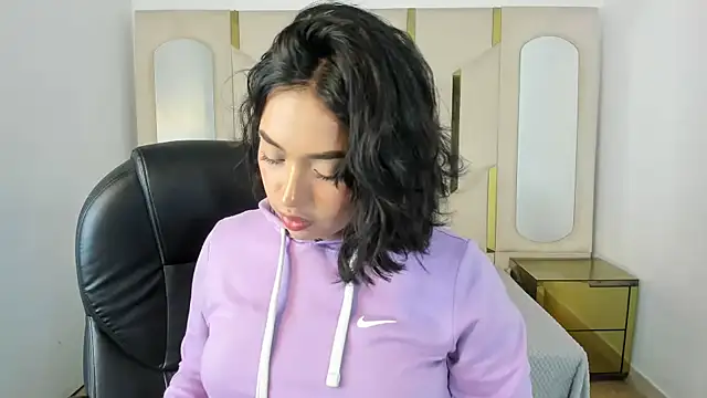 Snapshot of IsabellRodriguez18 chatting on 10/23/25, 03:39 IsabellRodriguez18 online show from 10/23/25, 03:39