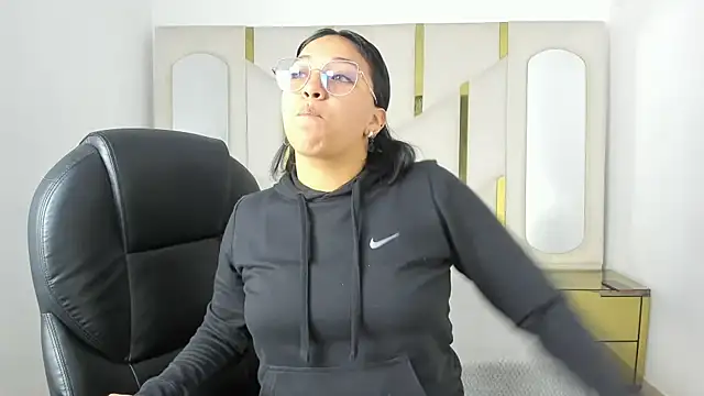 Snapshot of IsabellRodriguez18 chatting on 11/10/25, 03:27 IsabellRodriguez18 online show from 11/10/25, 03:27